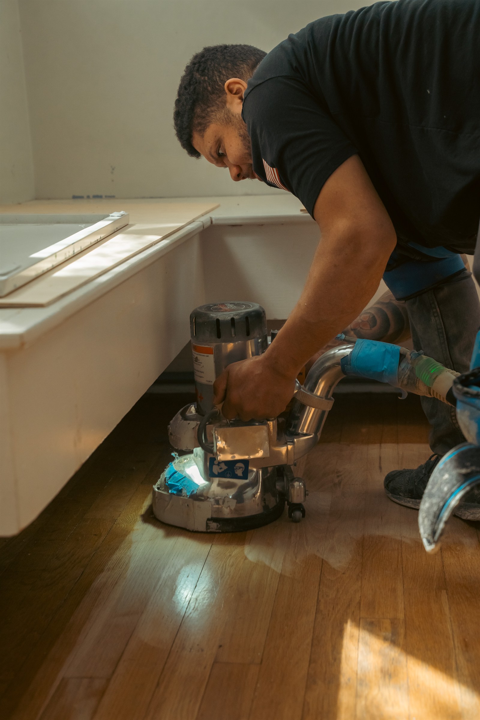 Edge sanding along a baseboard
